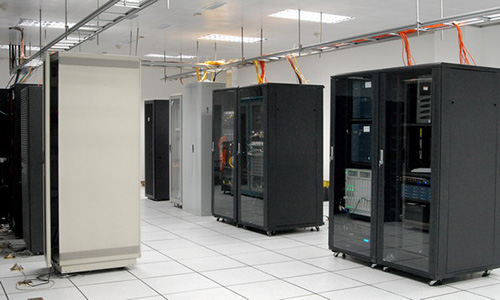 机房UPS.jpg 机房UPS.jpg